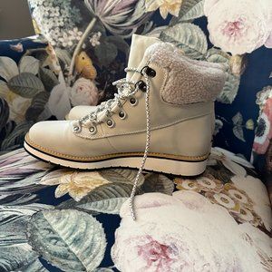 NWT Aspen Boots Size 9